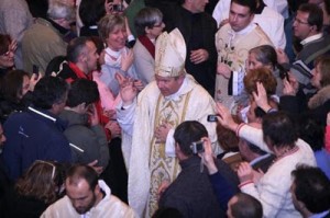 cardeal abençoa os fiéis em Medjugorje