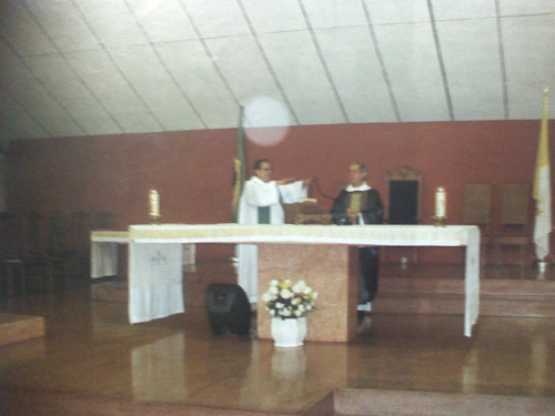 Hóstia em cima do padre Marcon durante consagração na Catedral Rainha da Paz em Brasília