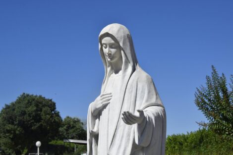 Coração Doloroso e Imaculado de Maria: “Em Medjugorje, manifestando-Me como  a Rainha da Paz, já cessei Minhas aparições dos dias 2 de cada mês. Pelo  que, neste, Meu Aposento, culminarei o que